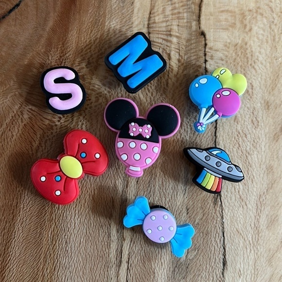 ~3 for $20~ Jibbitz Minnie Mouse set - Picture 1 of 1
